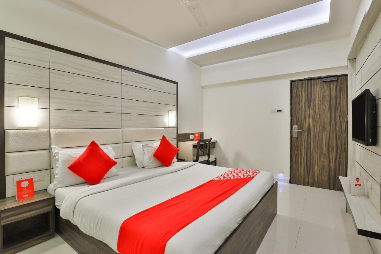 Oyo 2351 Hotel Golden Plaza أحمد أباد المظهر الخارجي الصورة