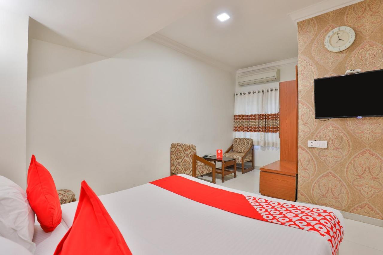 Oyo 2351 Hotel Golden Plaza أحمد أباد المظهر الخارجي الصورة