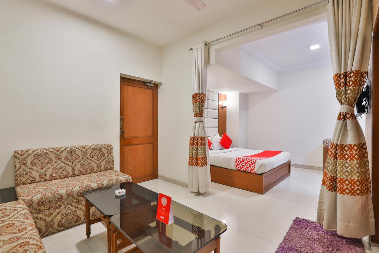Oyo 2351 Hotel Golden Plaza أحمد أباد المظهر الخارجي الصورة