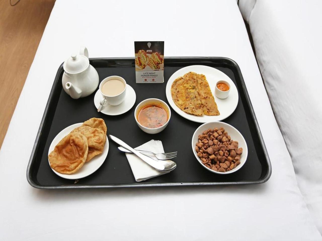 Oyo 2351 Hotel Golden Plaza أحمد أباد المظهر الخارجي الصورة