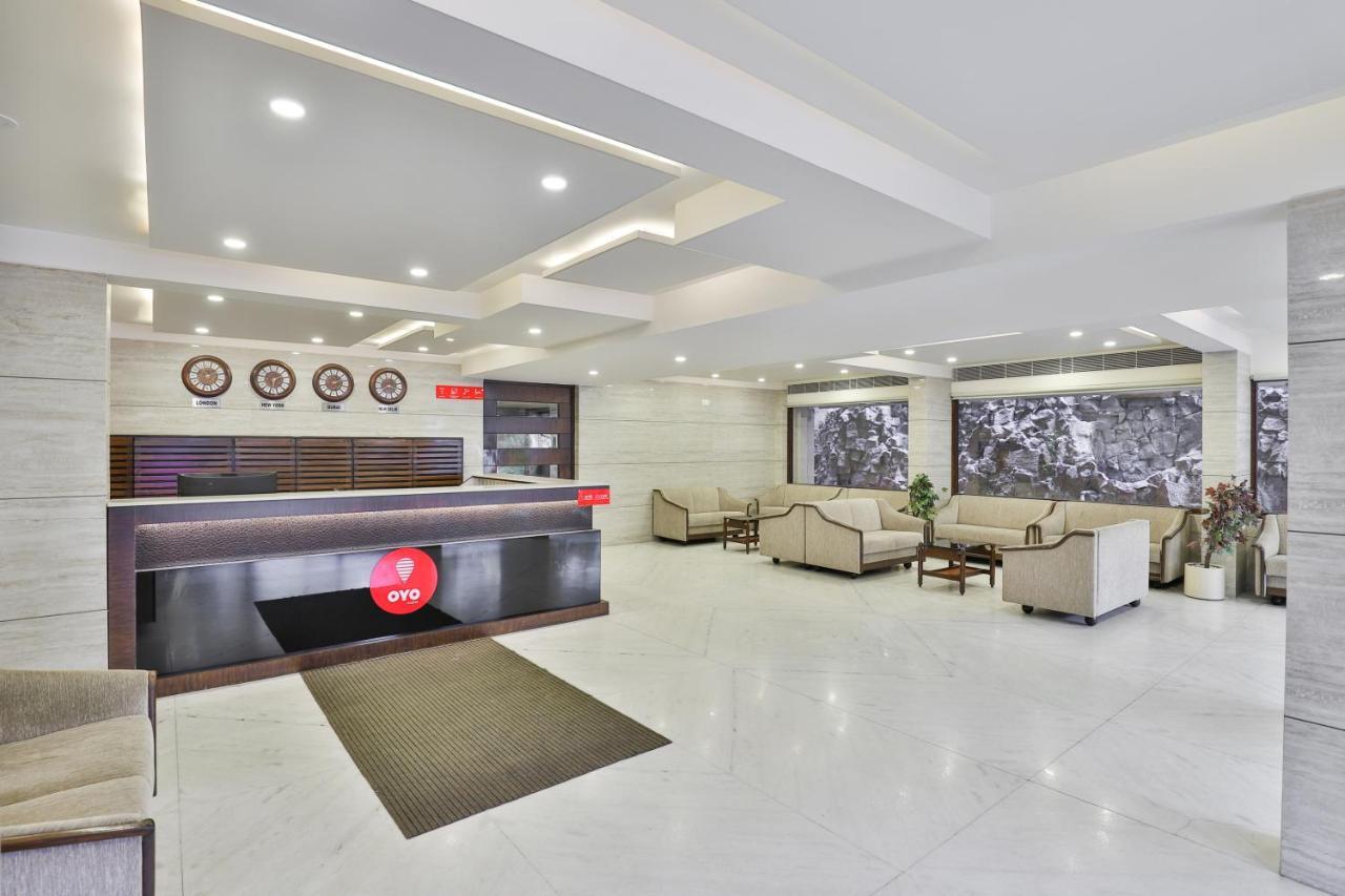 Oyo 2351 Hotel Golden Plaza أحمد أباد المظهر الخارجي الصورة