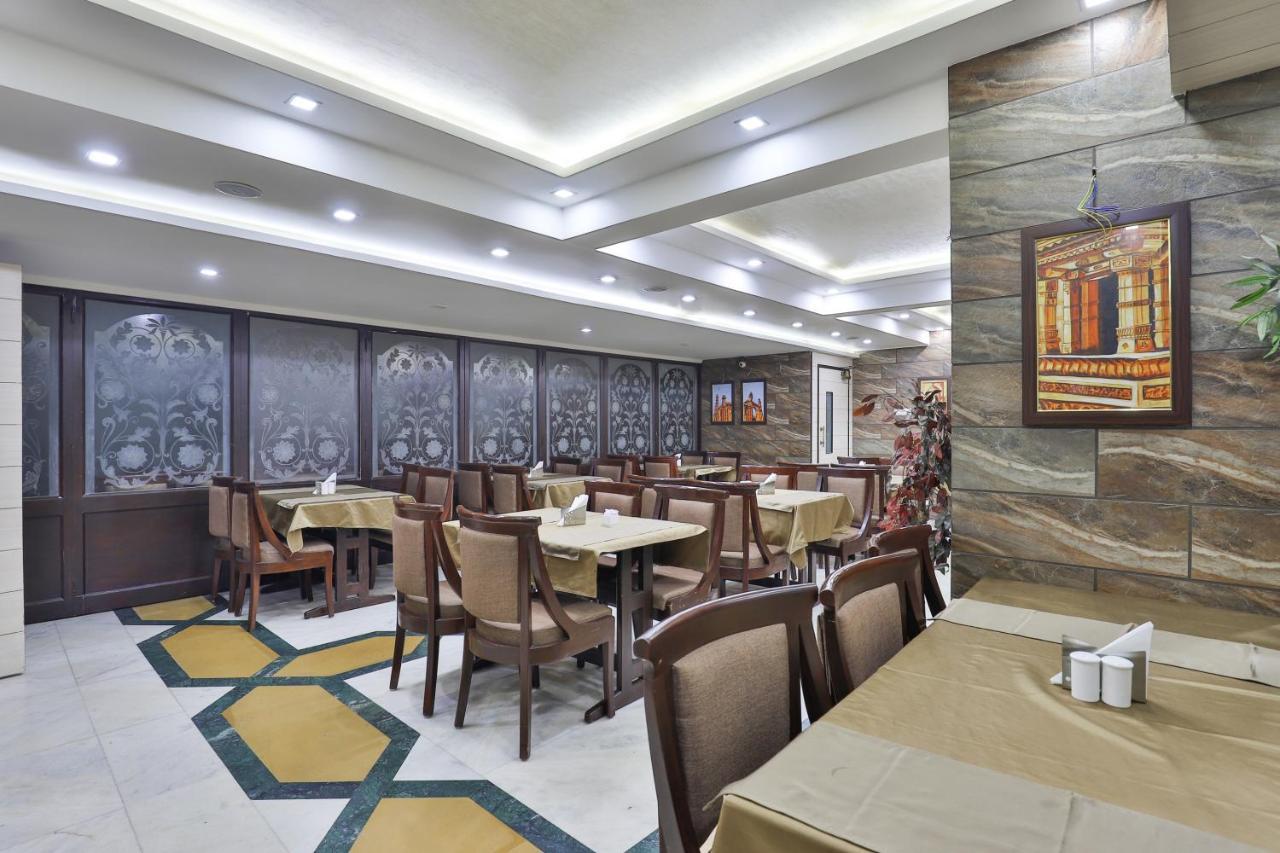 Oyo 2351 Hotel Golden Plaza أحمد أباد المظهر الخارجي الصورة