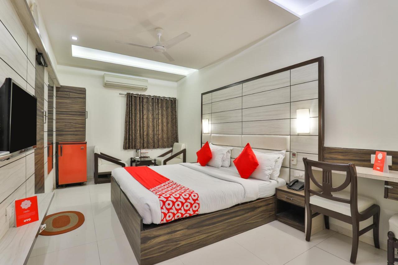 Oyo 2351 Hotel Golden Plaza أحمد أباد المظهر الخارجي الصورة