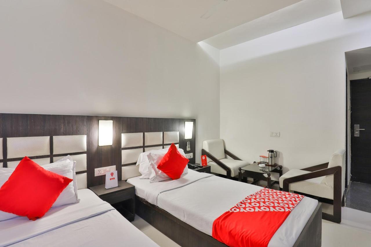 Oyo 2351 Hotel Golden Plaza أحمد أباد المظهر الخارجي الصورة