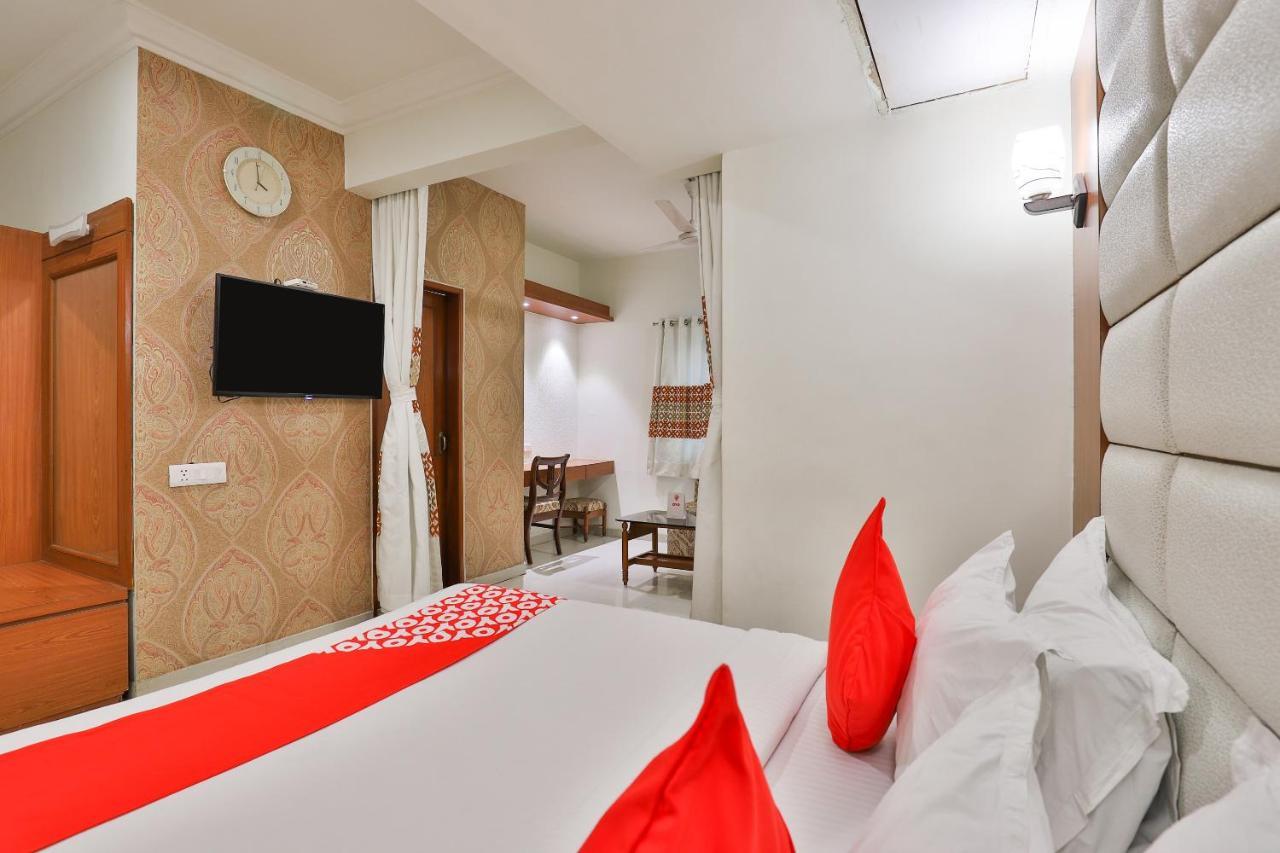 Oyo 2351 Hotel Golden Plaza أحمد أباد المظهر الخارجي الصورة