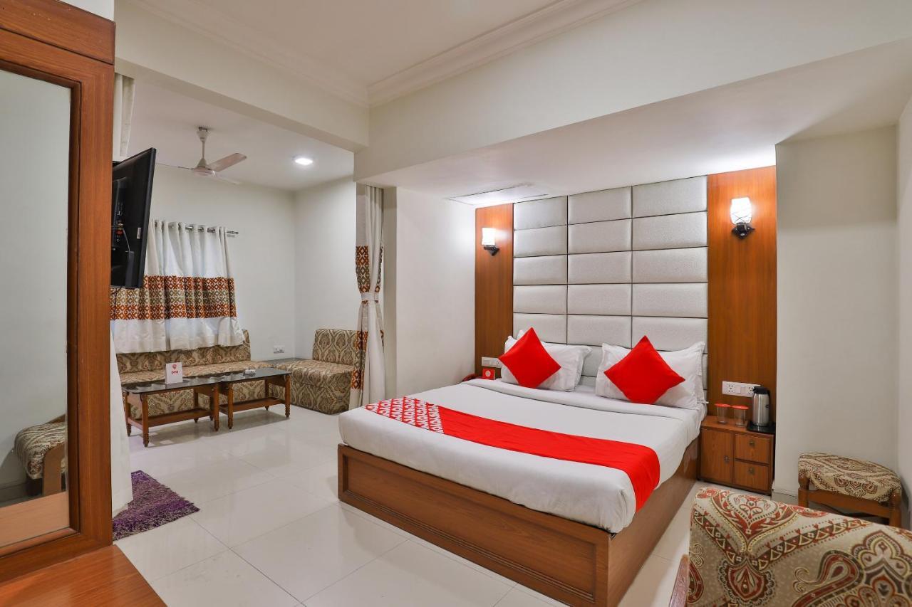 Oyo 2351 Hotel Golden Plaza أحمد أباد المظهر الخارجي الصورة