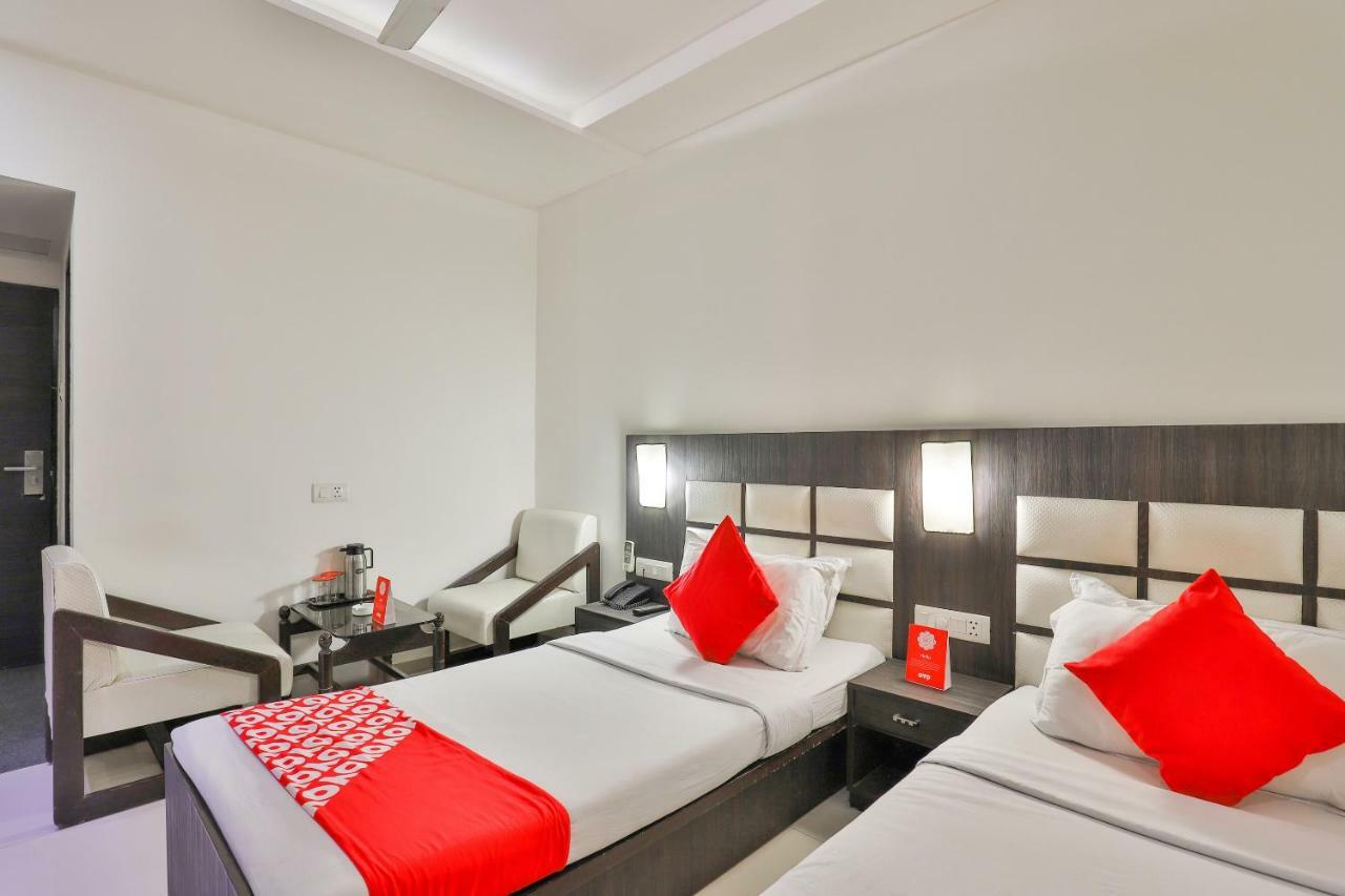 Oyo 2351 Hotel Golden Plaza أحمد أباد المظهر الخارجي الصورة
