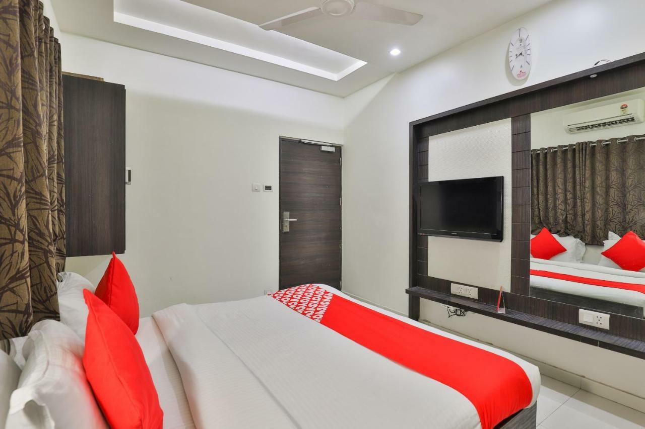 Oyo 2351 Hotel Golden Plaza أحمد أباد المظهر الخارجي الصورة