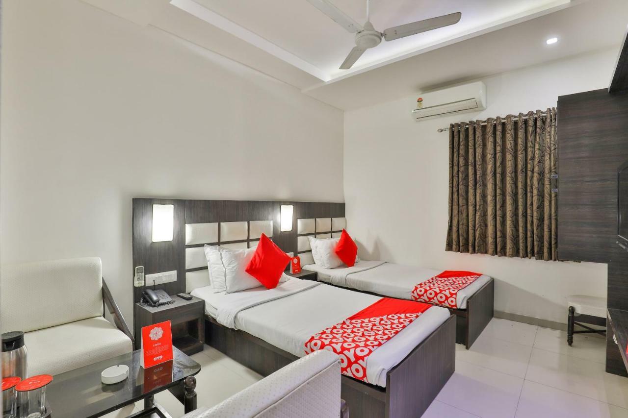 Oyo 2351 Hotel Golden Plaza أحمد أباد المظهر الخارجي الصورة