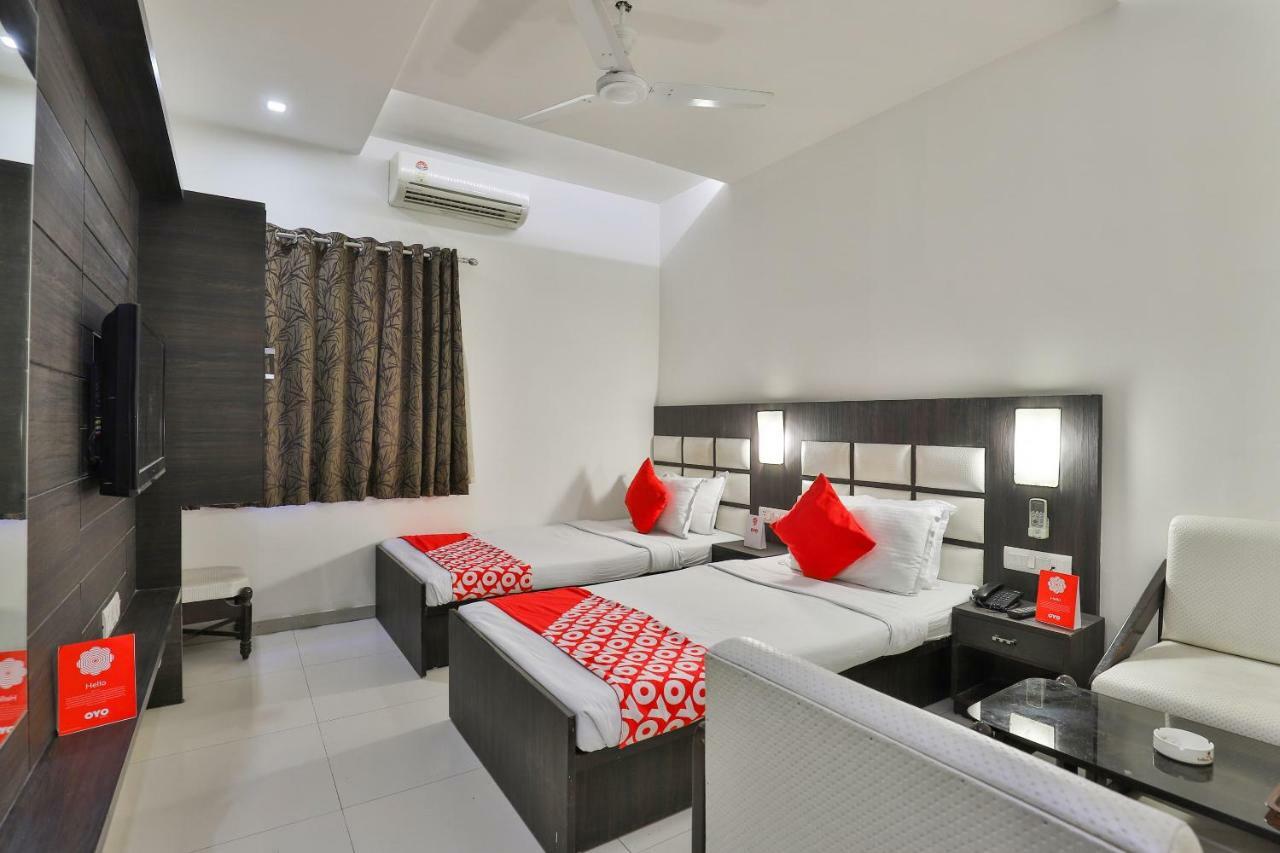 Oyo 2351 Hotel Golden Plaza أحمد أباد المظهر الخارجي الصورة